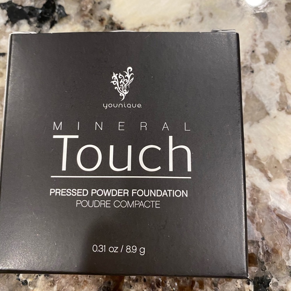 Younique Mineral Pressed Powder Foundation